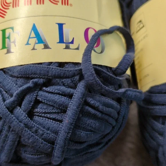 Katia Buffalo Yarn Lot - 12 skeins Navy and 1 skein White - Picture 2 of 5